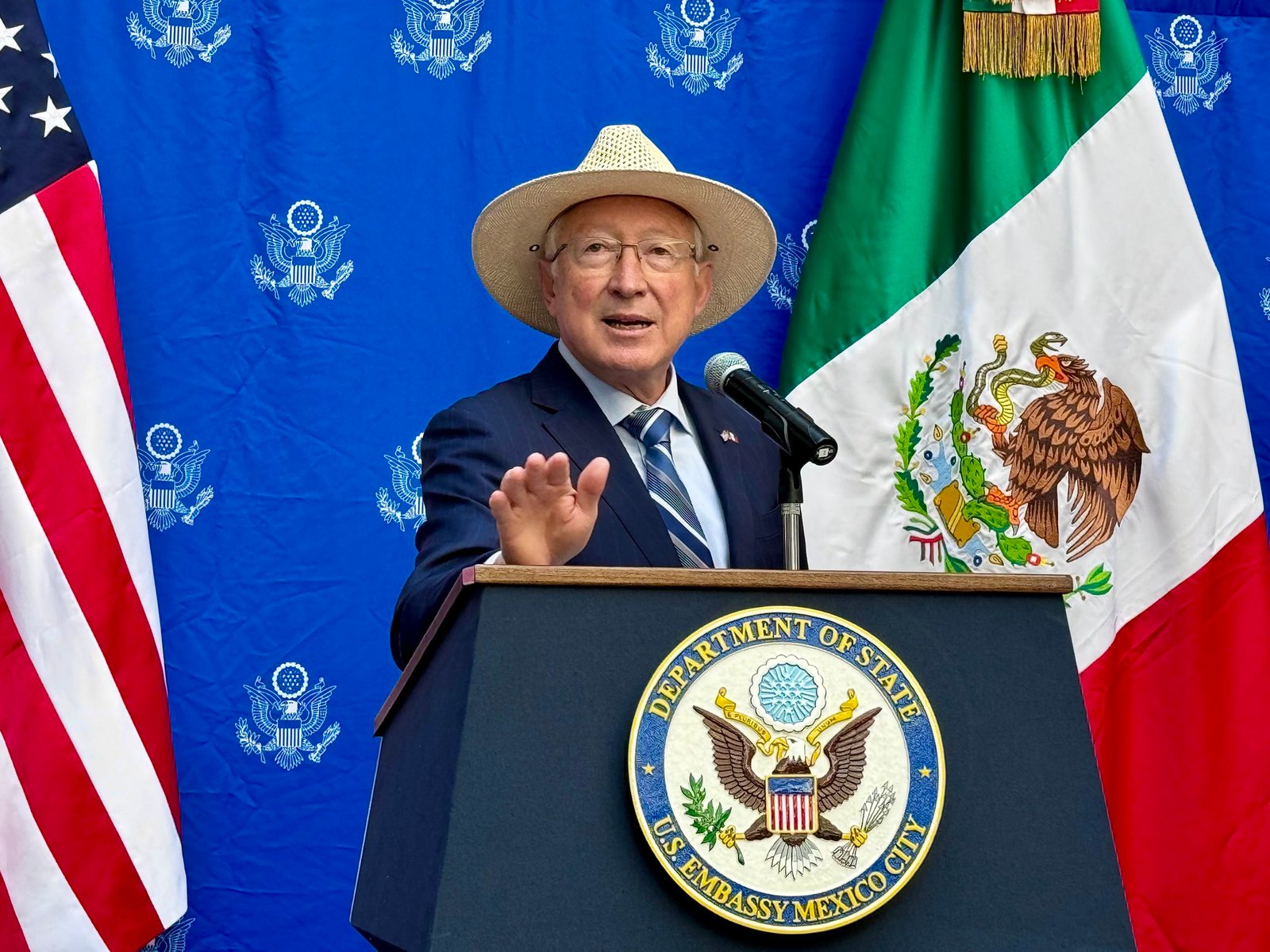 Cr Tica Ken Salazar Estrategia De Abrazos Y No Balazos Ya Respondi