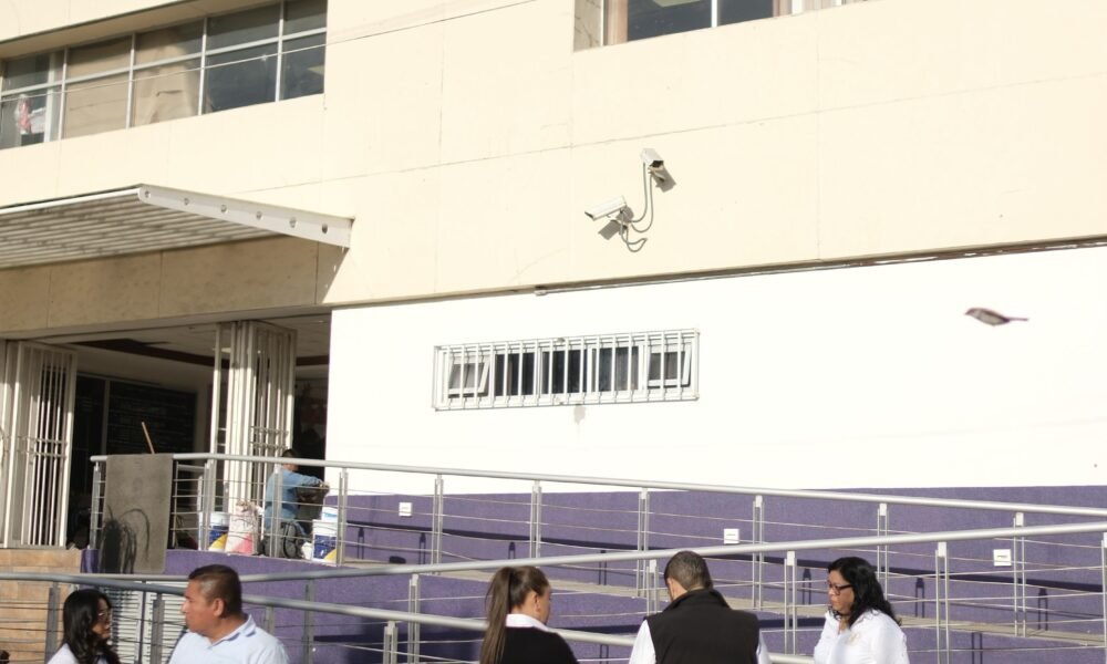 Sede Poder Judicial de Cuautla, con varias personas afuera de la institución