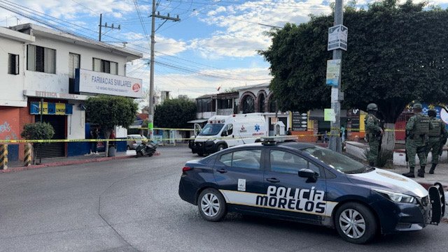 Calle acordonada y patrullas en Temixco