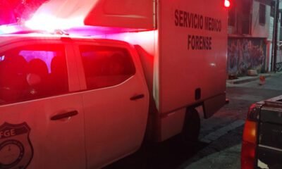 Camioneta de Semefo con luces encendidas en una calle