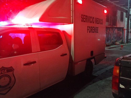 Camioneta de Semefo con luces encendidas en una calle