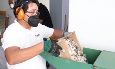 Persona con credenciales de elector trituradas por el INE
