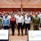 Varias personas paradas en la reunión nacional de PC