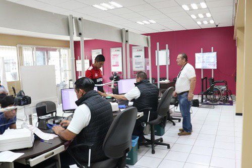 Oficinas del INE con varios ciudadanos que acudieron a renovar su credencial de elector