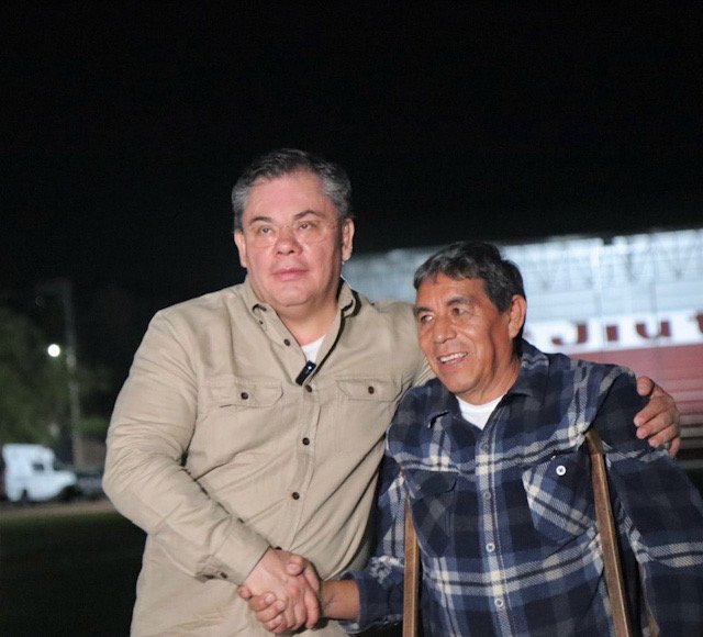 Alcalde de Jiutepec abrazando a ciudadano