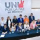 Integrantes de partidos políticos y Lucy Meza sentados en una mesa de trabajo por la seguridad