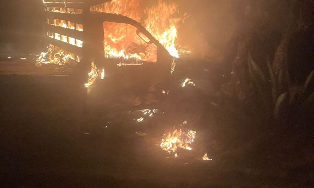 Camioneta incendiada en Huitzilac, se ven las llamas