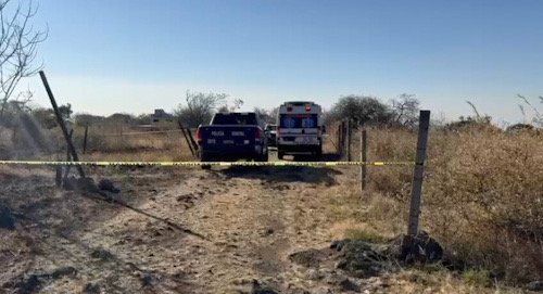 Zona de terracería acordonada y patrullas