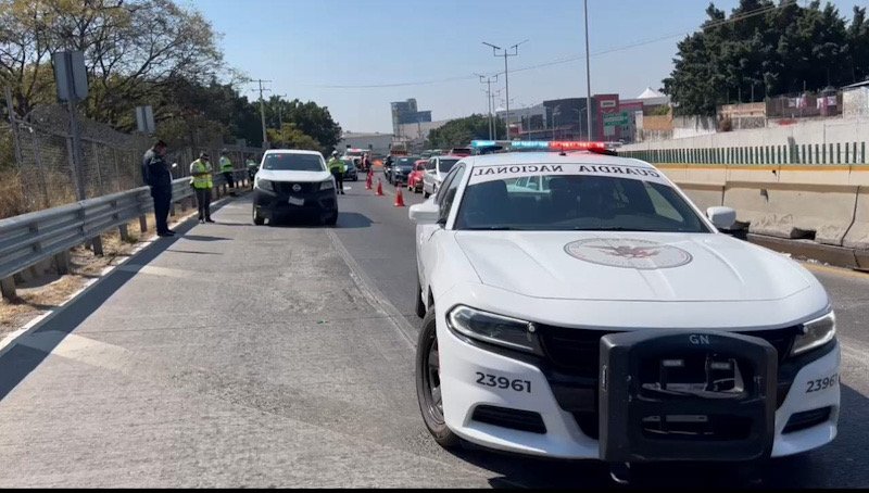 Patrulla resguardando zona de accidente en Paso Exprés