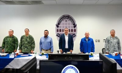Gobernador de Morelos con integrantes de la sedeña de pie en las instalaciones del C5