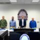 Gobernador de Morelos con integrantes de la sedeña de pie en las instalaciones del C5