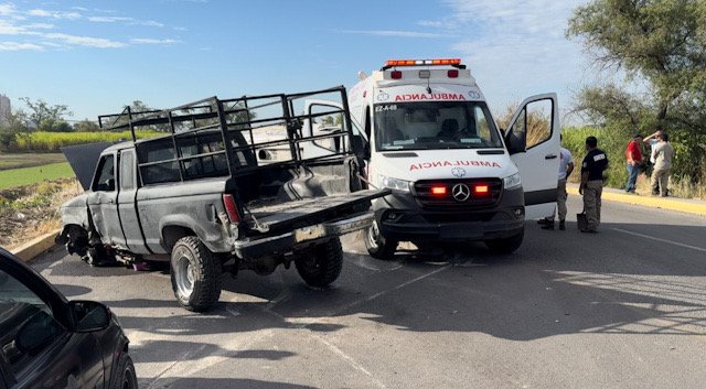 Accidente camioneta chocada y ambulancia