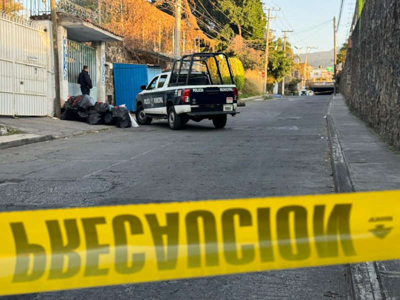 Patrulla en una calle que fue acordonada por ejecución de un hombre