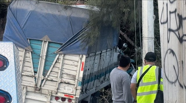 Camion accidentado dentro de una casa