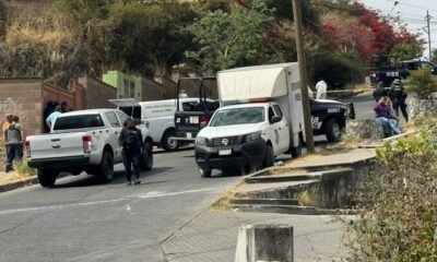 patrullas y policías en una calle acordonada por hecho violento