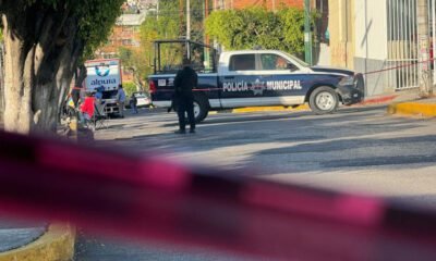 Camioneta de la policía y calle acordonada