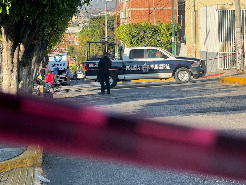 Camioneta de la policía y calle acordonada