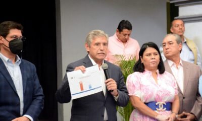 Alcalde de Cuernavaca mostrando un documento