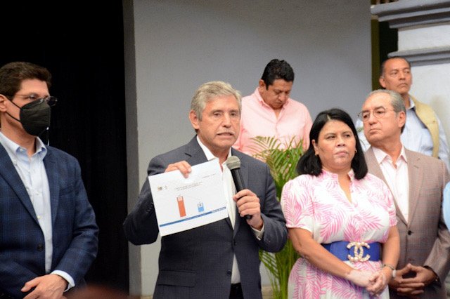 Alcalde de Cuernavaca mostrando un documento