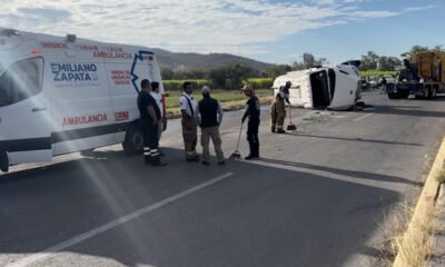 Pipa volcada y paramédicos atendiendo a lesionado