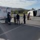Pipa volcada y paramédicos atendiendo a lesionado