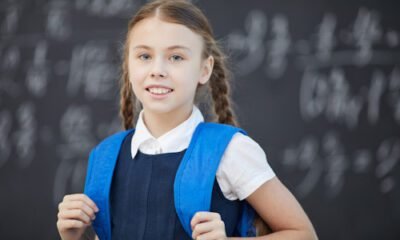 Niña con trenzas y una mochila color azul