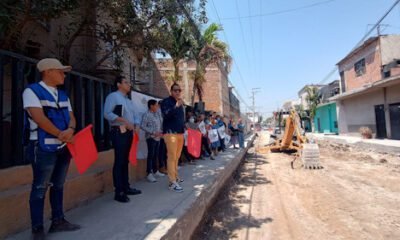 calle con varias personas que participan en inauguración