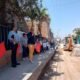 calle con varias personas que participan en inauguración