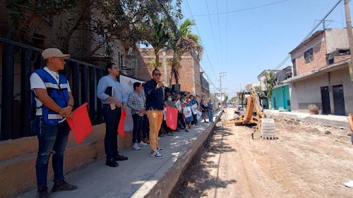 calle con varias personas que participan en inauguración