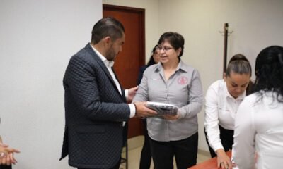 Magistrado del TSJ entregando uniformes a una trabajadora