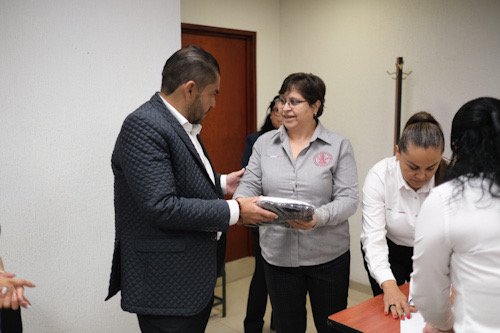 Magistrado del TSJ entregando uniformes a una trabajadora