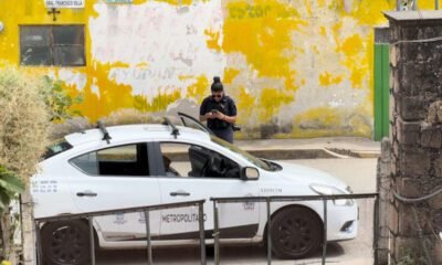 Taxi y un policía en la zona, en el interior un taxista privado de la vida