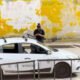 Taxi y un policía en la zona, en el interior un taxista privado de la vida