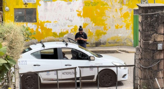 Taxi y un policía en la zona, en el interior un taxista privado de la vida
