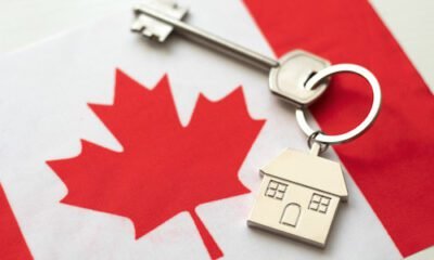 Bandera roja de Canadá con un llavero de una casa y una llave