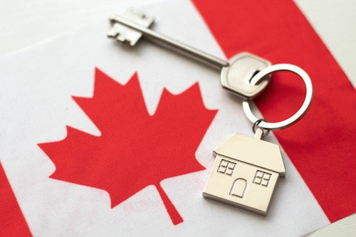 Bandera roja de Canadá con un llavero de una casa y una llave