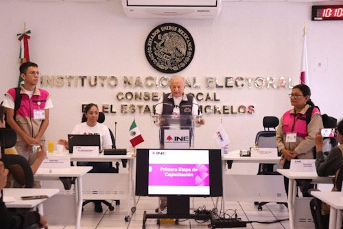 INE Morelos, presidente del ine frente a consejos dando conferencia de prensa