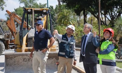 Alcalde Cuernavaca platicando con ingenieros en colapso de barda en Río Mayo