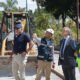 Alcalde Cuernavaca platicando con ingenieros en colapso de barda en Río Mayo