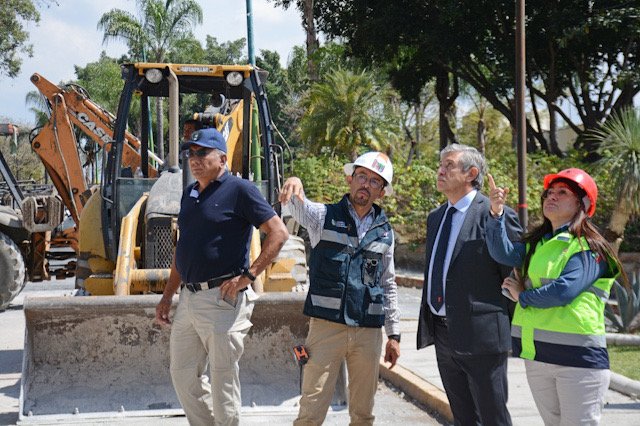 Alcalde Cuernavaca platicando con ingenieros en colapso de barda en Río Mayo