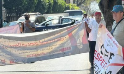 Adultos mayores con mantas en contra de la CFE