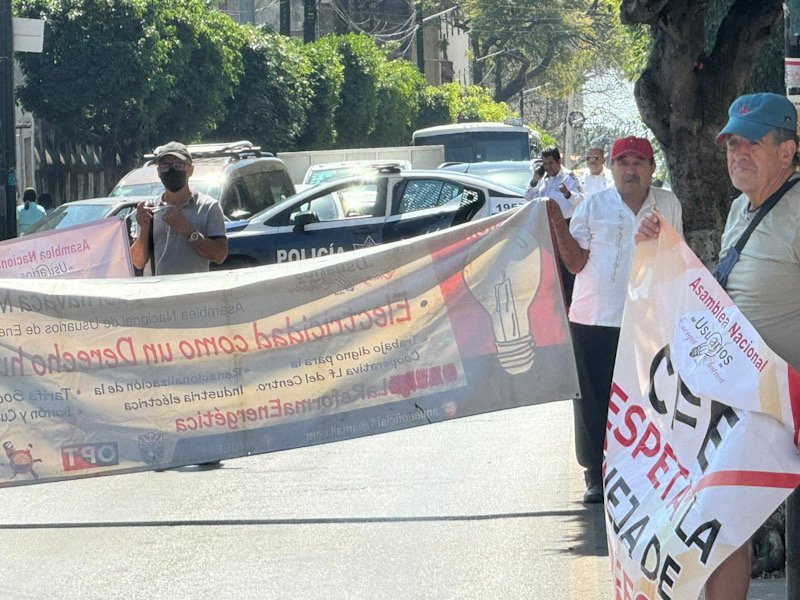 Adultos mayores con mantas en contra de la CFE