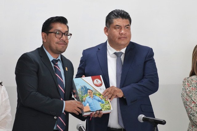 Secretario de Hacienda entrega informe de Gobernador Cuauhtémoc Blanco a Presidente del Congreso Local