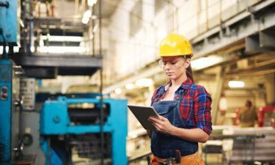 Mujer con un casco en un espacio de trabajo en una empresa