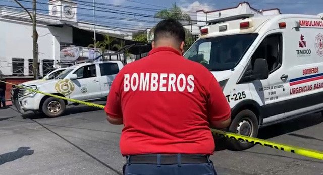 Bombero y ambulancia en zona acordonada por amenaza de bomba