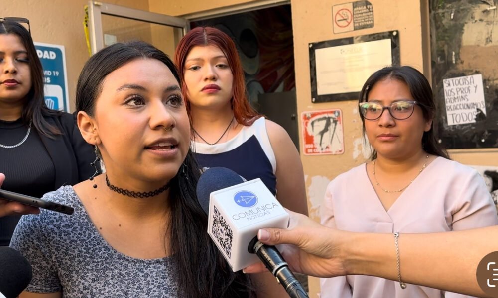 4 estudiantes de la facultad de derecho dando una conferencia de prensa