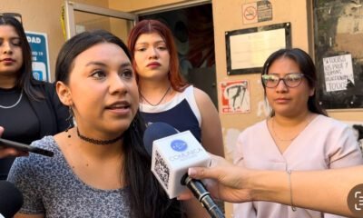 4 estudiantes de la facultad de derecho dando una conferencia de prensa