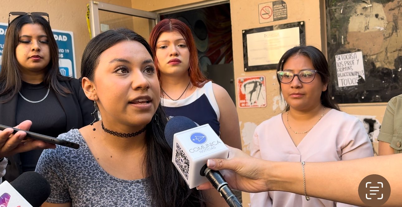 4 estudiantes de la facultad de derecho dando una conferencia de prensa