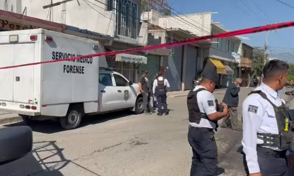 Calle acordonada donde atropellaron a un motociclista en Jiutepec y policías