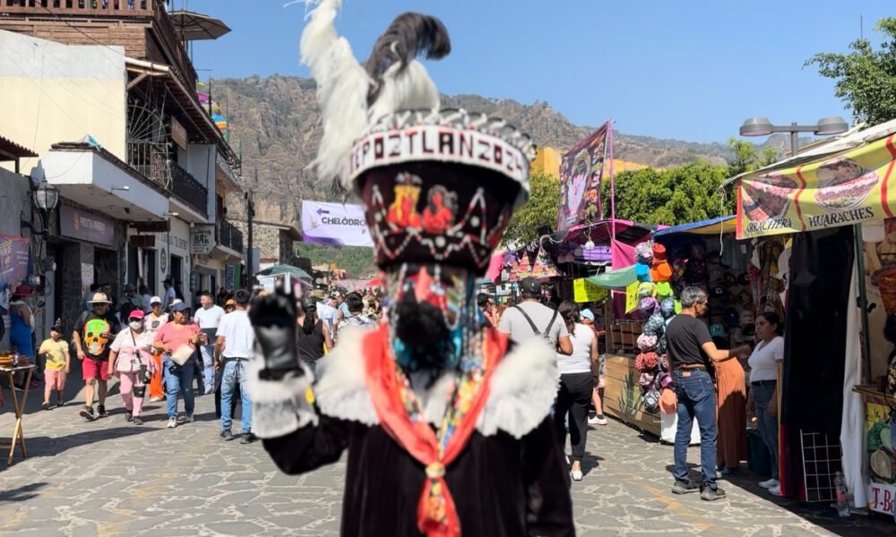 Hombre vestido de Chinelo en calles de Tepoztlán